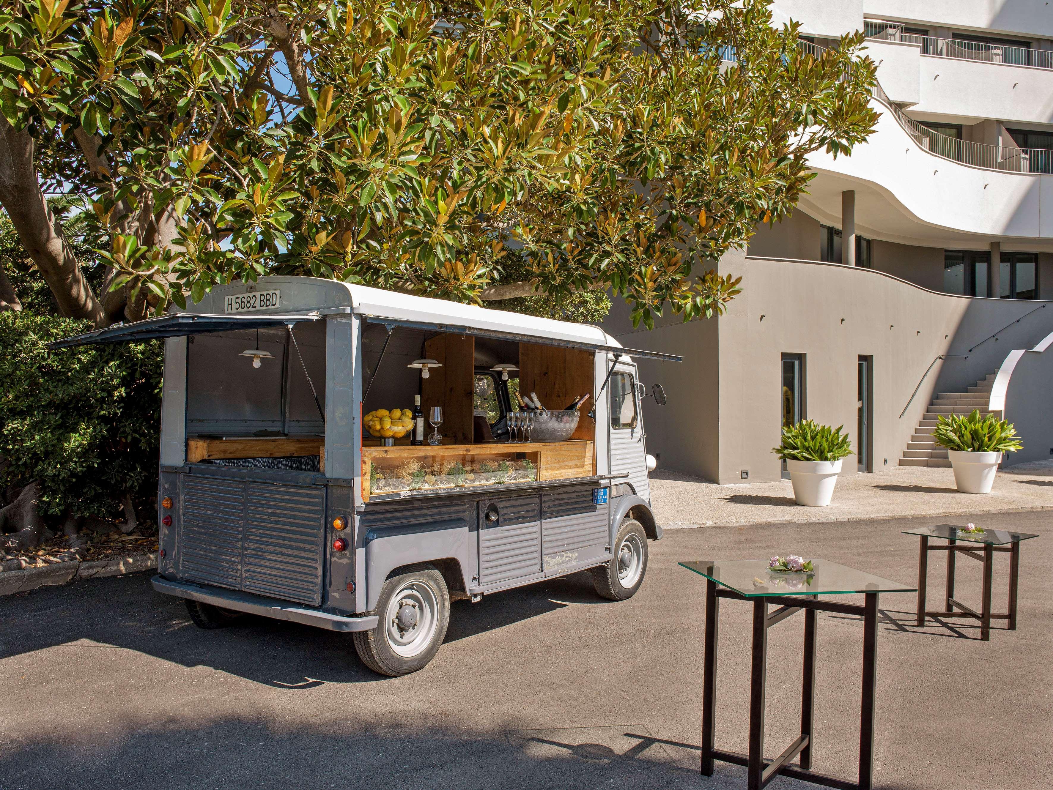 Me Sitges Terramar Hotel Exterior foto A food truck in San Francisco