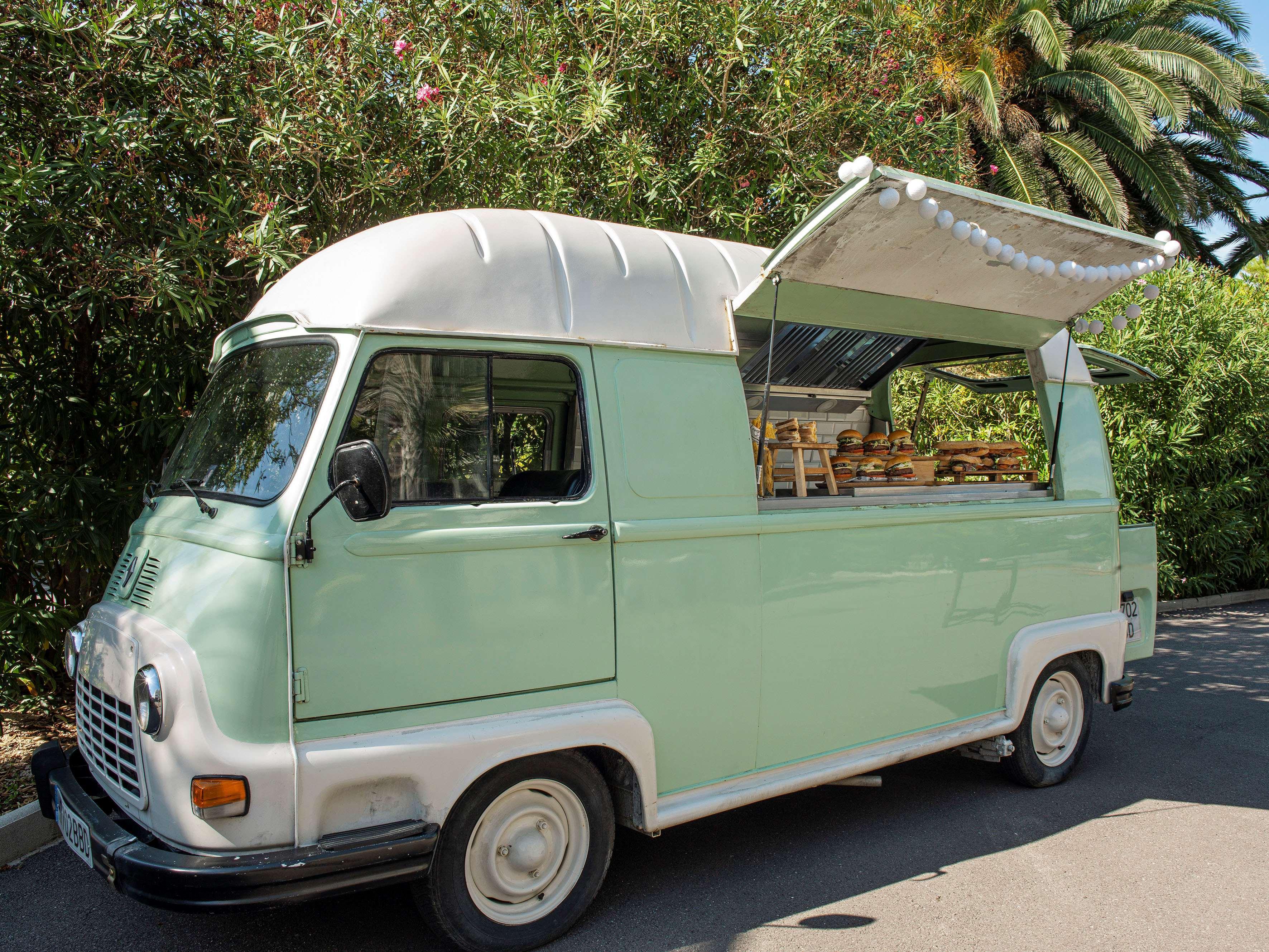 Me Sitges Terramar Hotel Exterior foto A food truck in Palm Springs, California