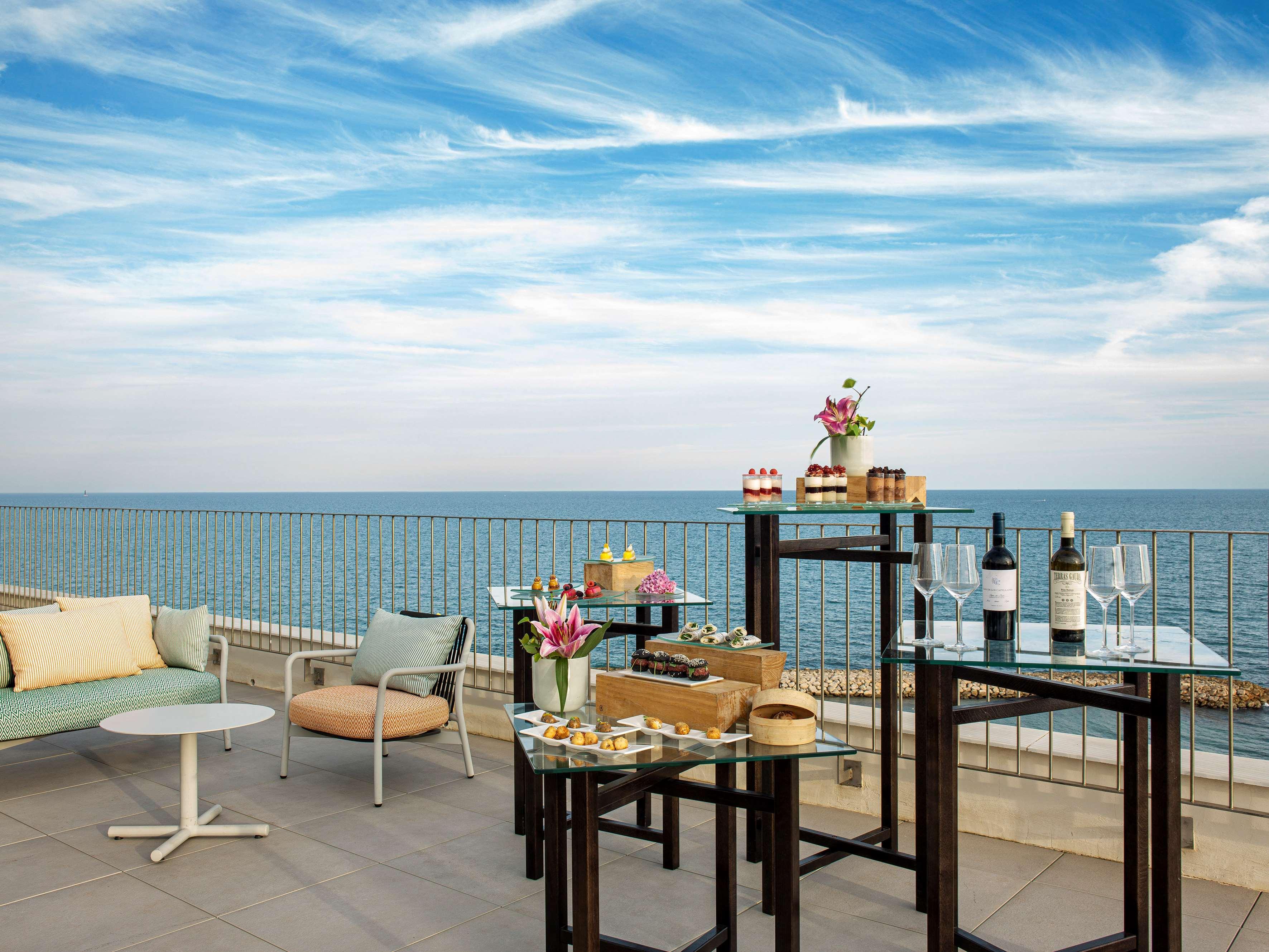 Me Sitges Terramar Hotel Exterior foto The Terrace at the Carlton