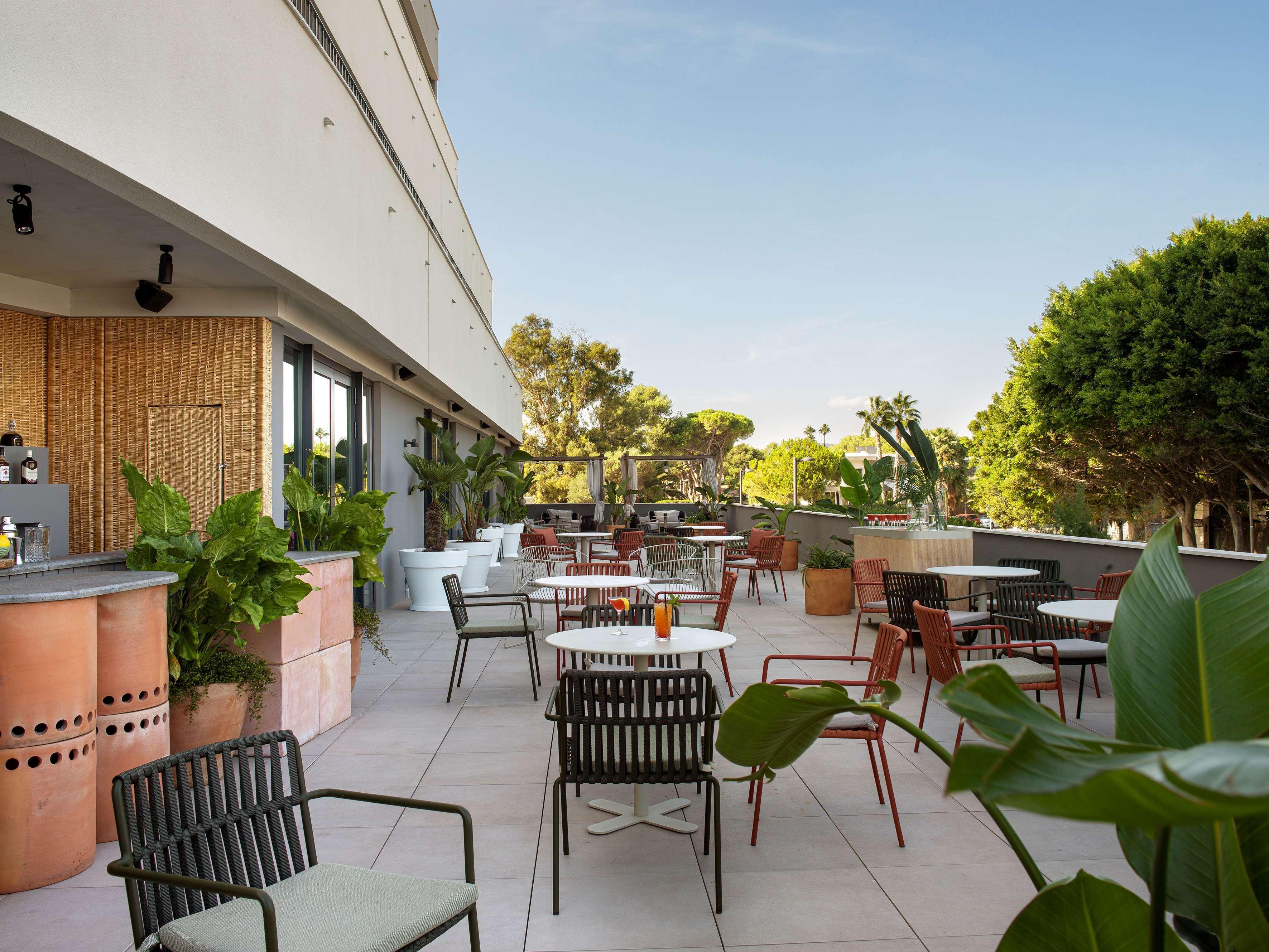 Me Sitges Terramar Hotel Exterior foto The rooftop bar at the West Hollywood Edition