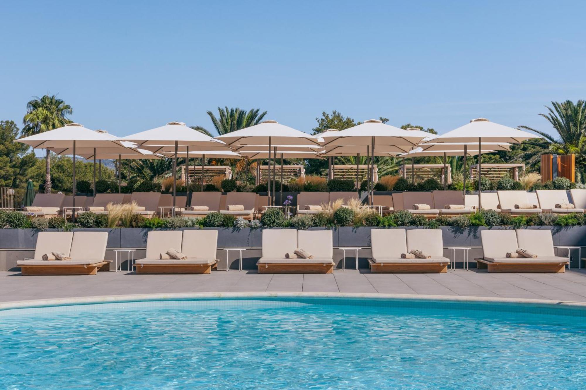 Me Sitges Terramar Hotel Exterior foto The pool at the hotel