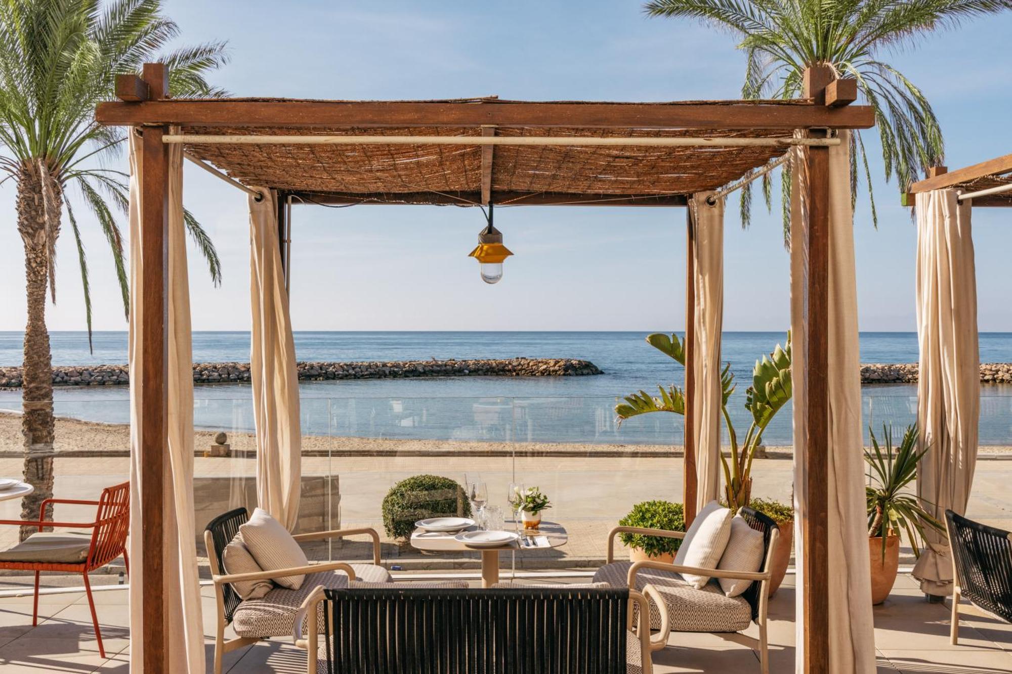 Me Sitges Terramar Hotel Exterior foto Beachfront dining at the hotel