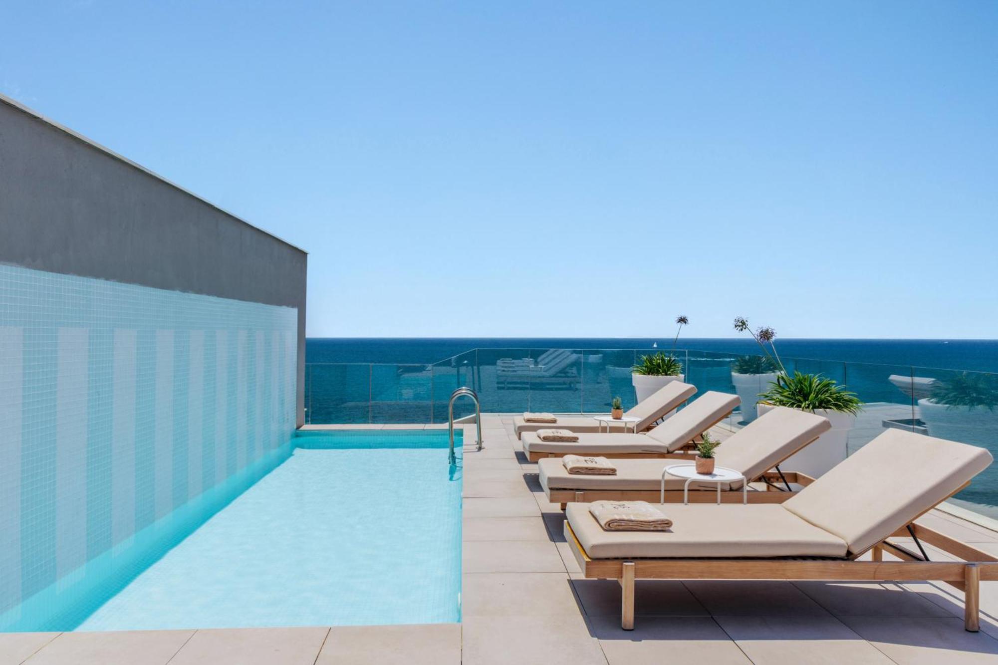 Me Sitges Terramar Hotel Exterior foto Rooftop pool at the Hotel