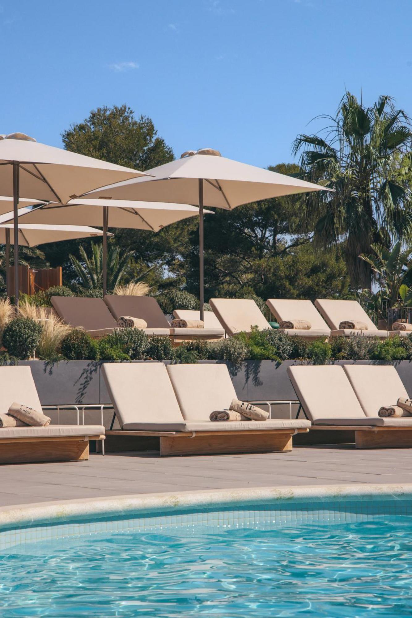 Me Sitges Terramar Hotel Exterior foto The pool at the Four Seasons Resort