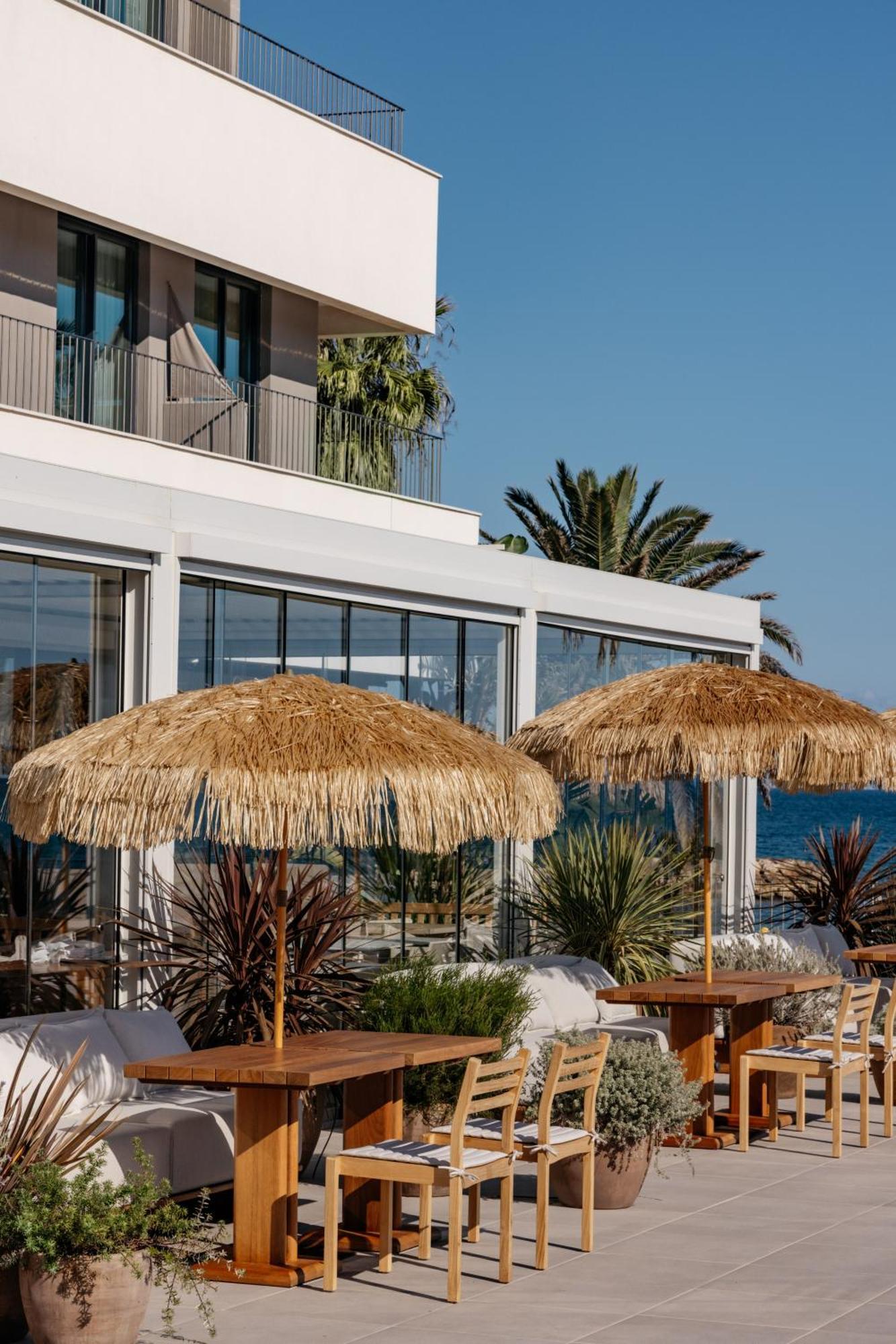 Me Sitges Terramar Hotel Exterior foto The beach at the hotel