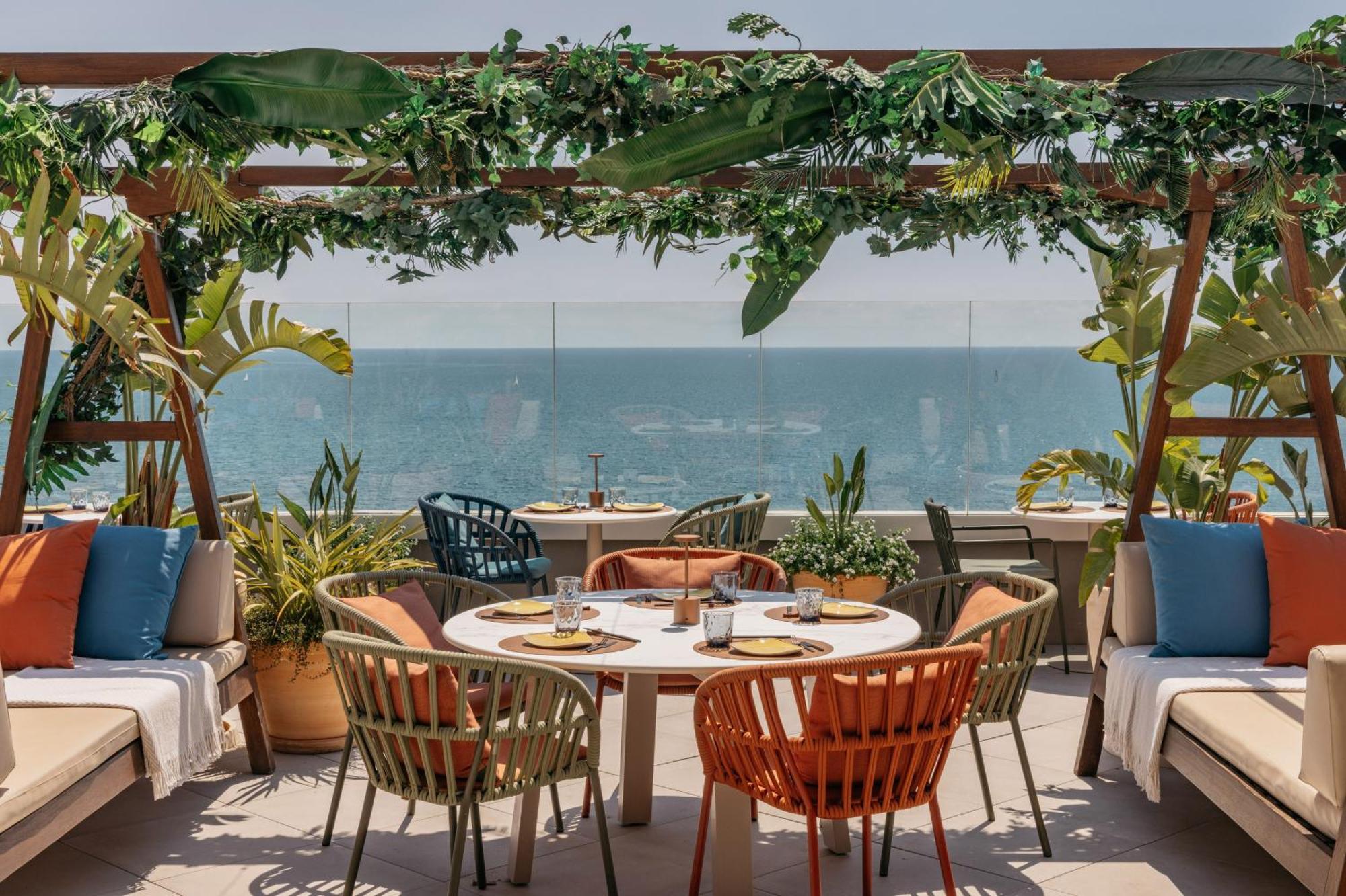 Me Sitges Terramar Hotel Exterior foto The rooftop bar at the hotel